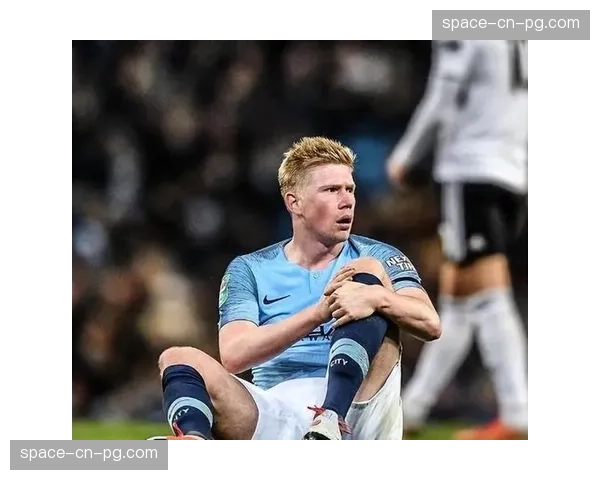 哈兰德与德布劳内相撞后血染战袍，简单包扎后坚持比赛