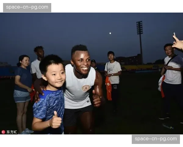 场边花絮：大雨中，博洛尼亚小球迷的哭泣与对手球迷赠送的围巾
